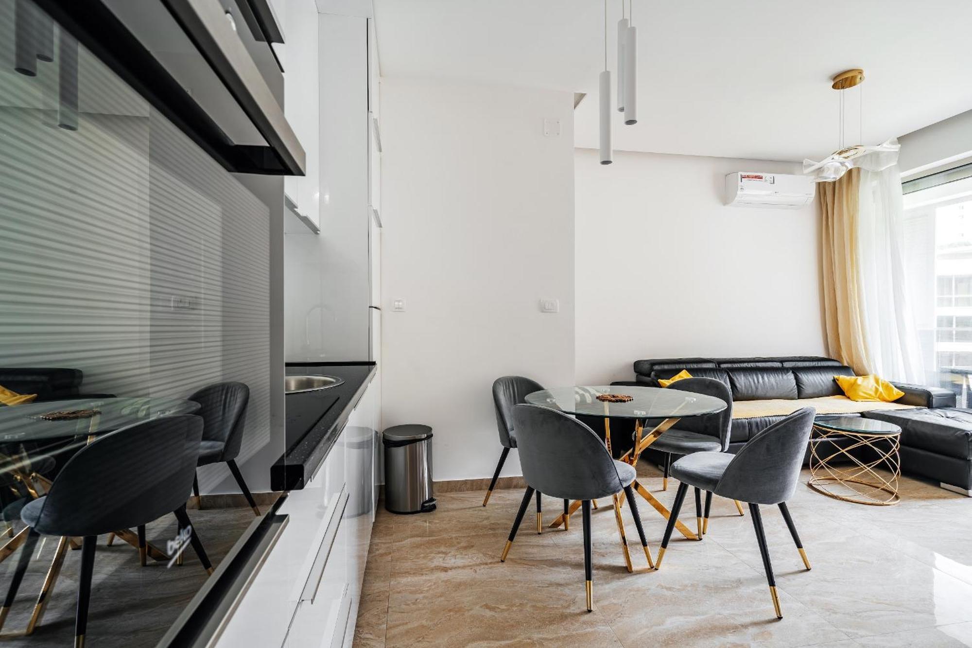 Aura Tower Aparments By In Property Рафаиловичи Экстерьер фото