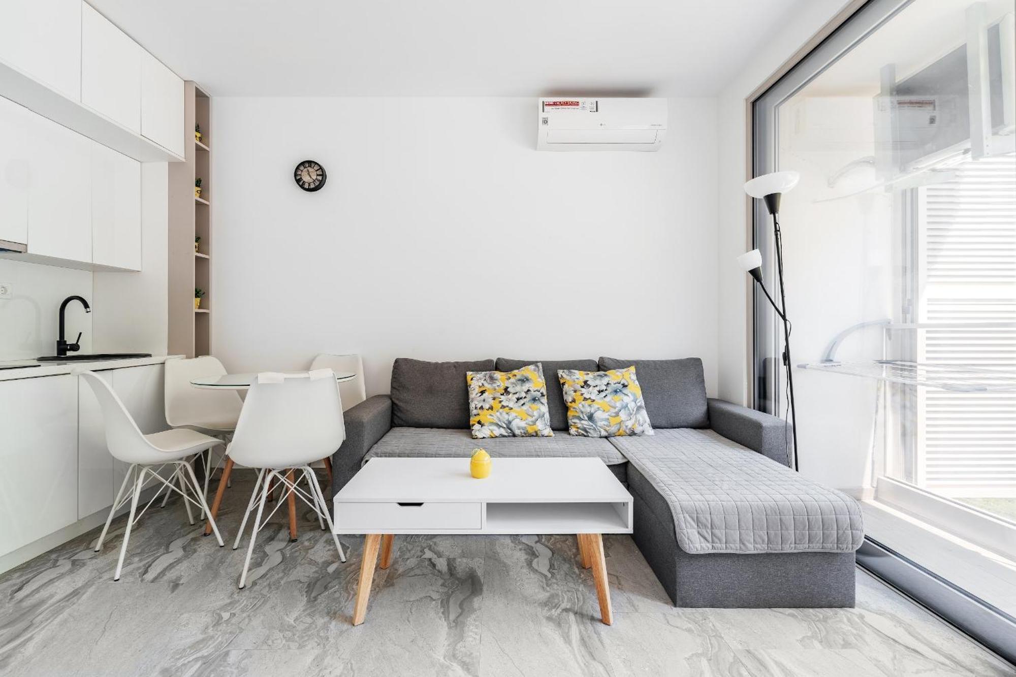 Aura Tower Aparments By In Property Рафаиловичи Экстерьер фото